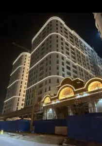 نمای شرقی برج رونیکاپالاس کوهک در شب