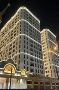 نمای غربی برج رونیکاپالاس کوهک در شب